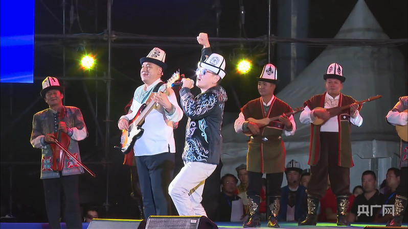 摇滚版《玛纳斯》演出现场（央广网记者 丁安 摄）