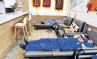 环卫工人在“爱心接力站”午休。　　本报记者  田  泓摄