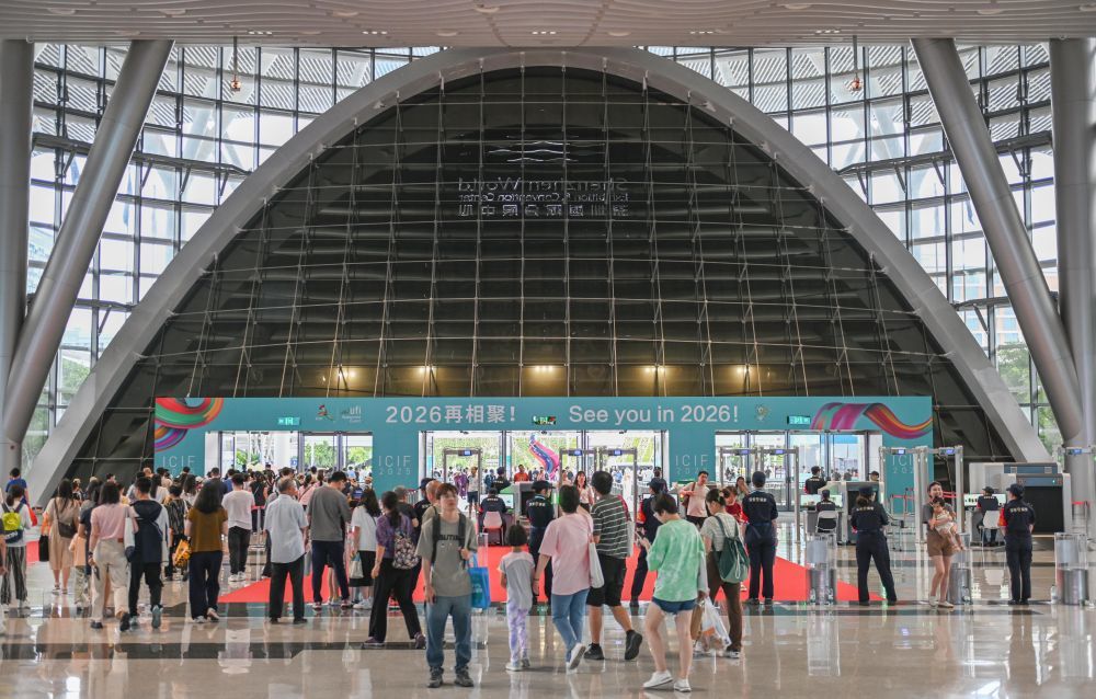 5月24日，观众离开文博会展馆。新华社记者 肖恩楠 摄