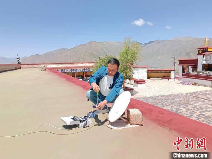 图为工作人员正在安装直播卫星户户通设备。达孜区委宣传部供图