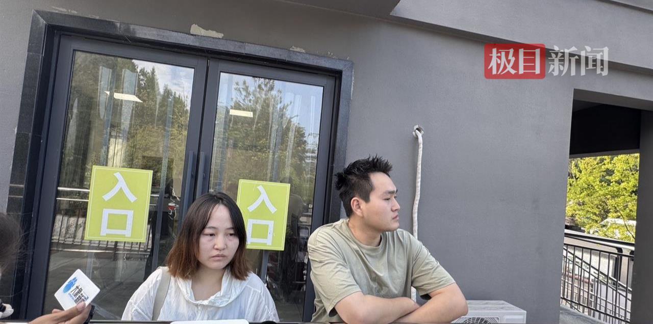 孩子母亲和舅舅在法院外接受采访