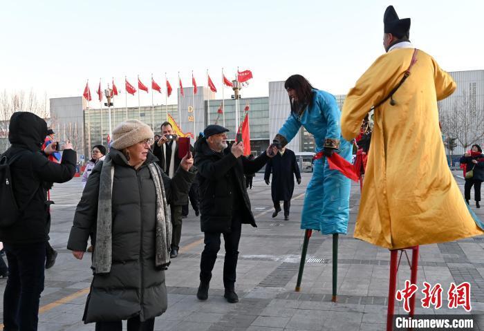 2月7日，驻华使节团成员与踩高跷表演者交流。　 中新社记者 翟羽佳 摄