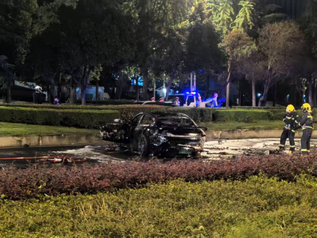 目击者拍摄的小米车祸现场