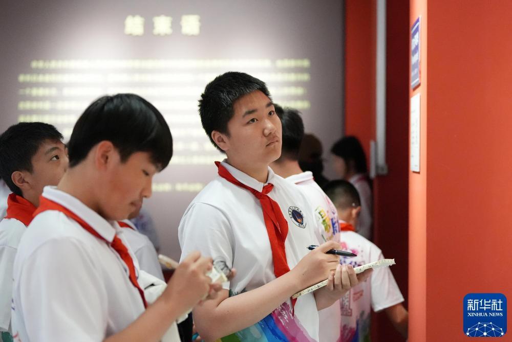 沈阳市宁山路小学的学生们在沈阳审判日本战犯法庭旧址陈列馆参观（2025年5月15日摄）。