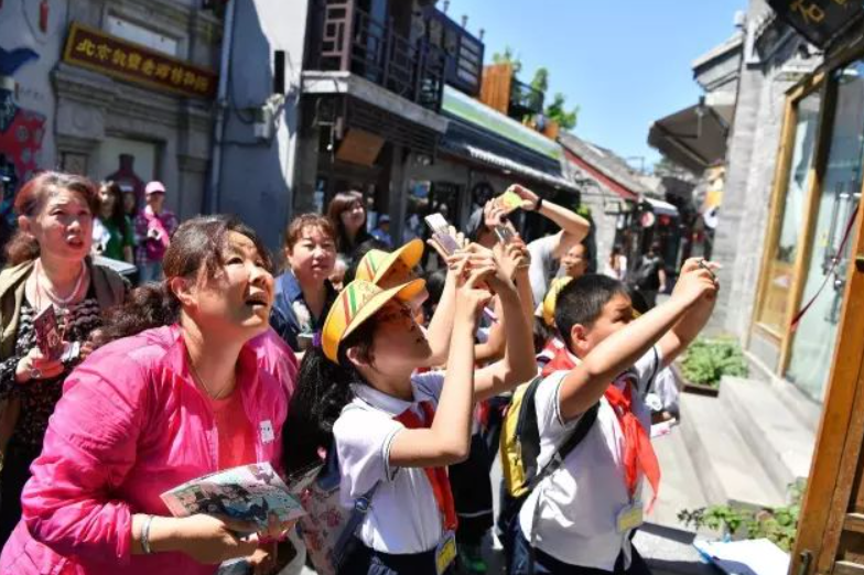 北京后海街道观察燕子的居民们 摄影:新华社 李鑫