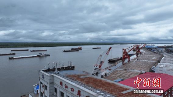 同江水运口岸,装载着多种多样货物的摆渡船穿梭不停。 同江市委宣传部供图