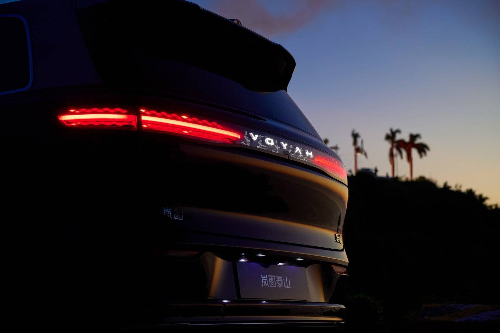 首发三腔空悬,岚图泰山 37.99 万元起,豪华比肩问界 M9