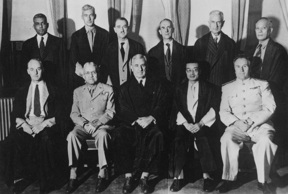 远东国际军事法庭11国法官合影，梅汝璈为前排右二（资料照片）。