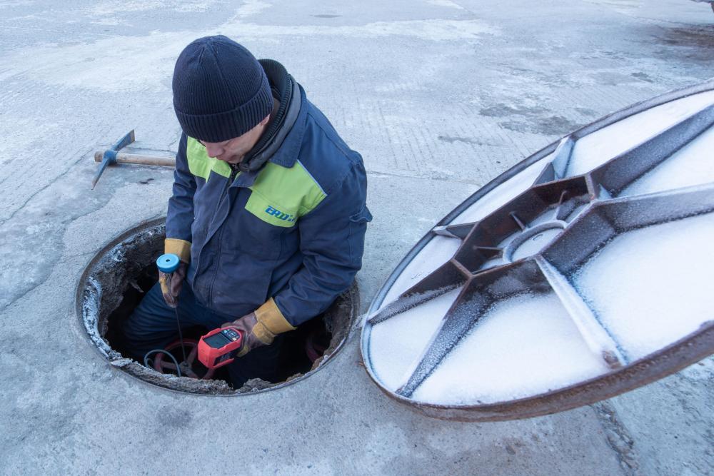 12&#2637611日，黑龙江省富锦市一家供热企业的工作人员在巡护供热网络。新华社发（曲玉宝摄）