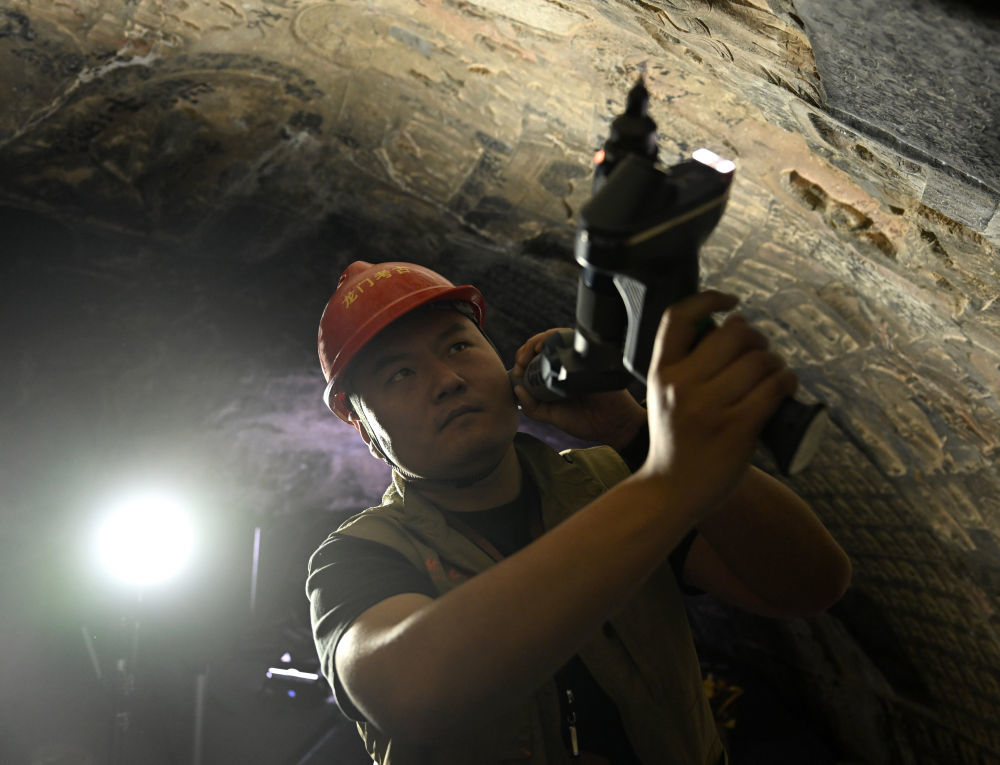 4月9日，龙门石窟研究院工作人员在古阳洞使用关节臂扫描仪对《龙门二十品》之一进行数字化扫描。