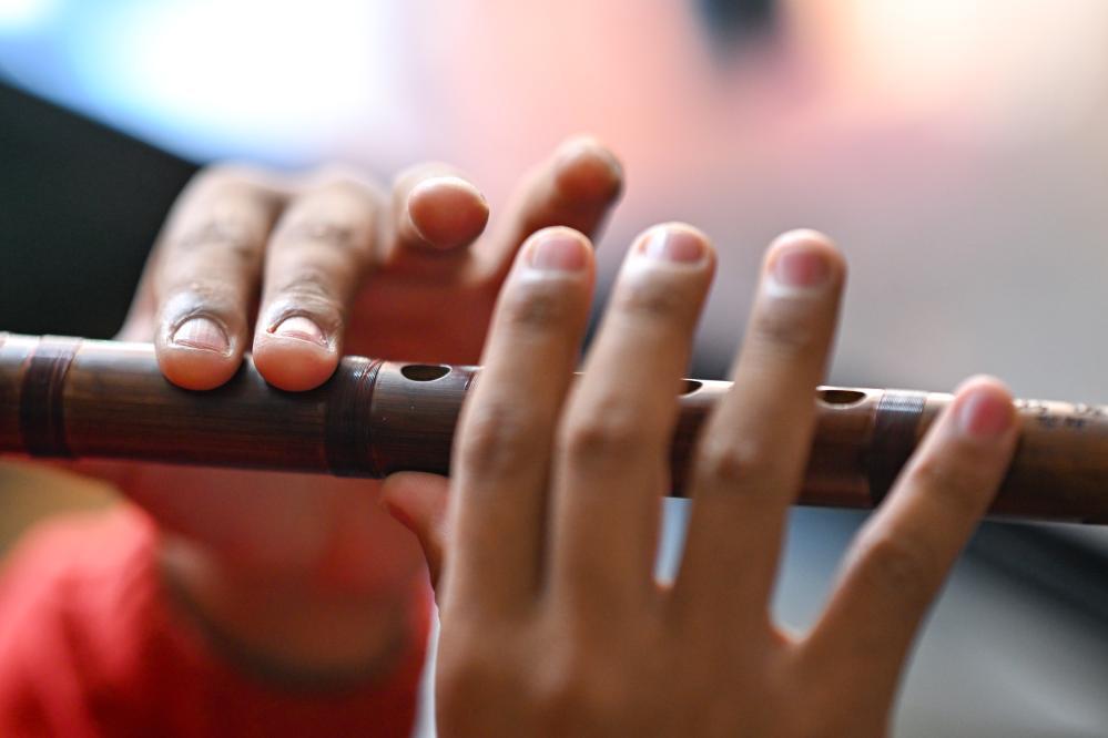 2025年10月10日，达瓦次仁在练习吹奏笛子。