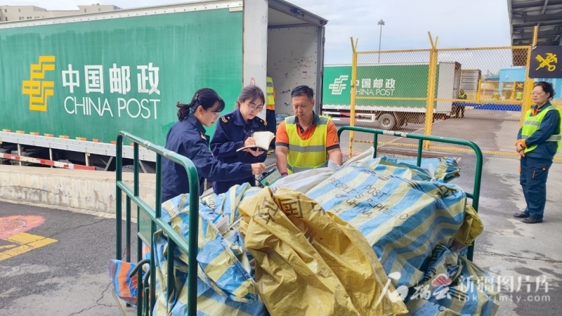 5月22日，乌鲁木齐地窝堡机场海关关员验放转关出境的邮件类跨境电商包裹。杨以刚 摄