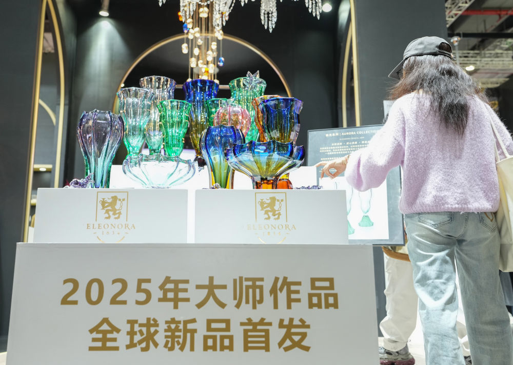 11月6日,参观者在进博会消费品展区欧若拉水晶展台了解极光系列水晶产品。这是该产品在全球首发。新华社记者 任鹏飞 摄