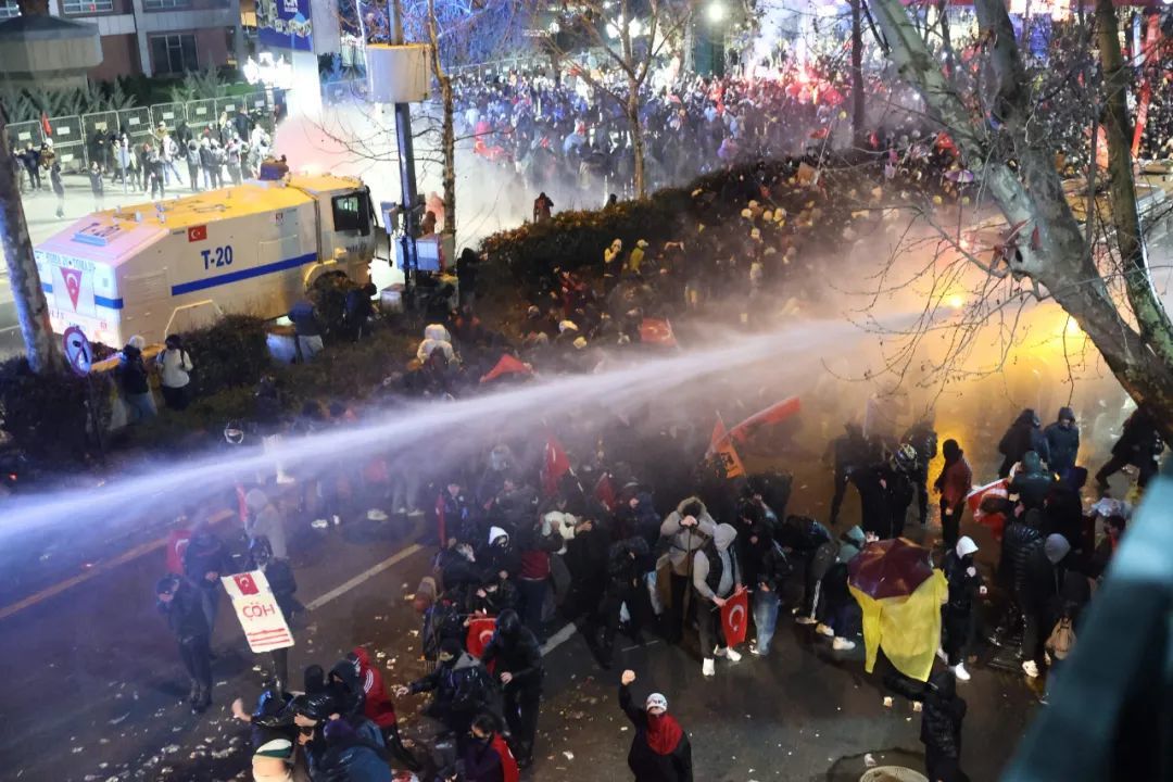 民众爆发抗议集会 图片来源：视觉中国
