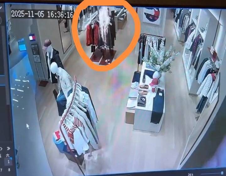 衣物冒烟并燃起火光。监控视频截图