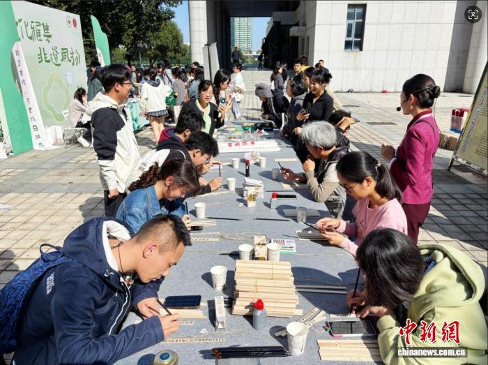 10月13日,山东济南,学校师生体验“简册编联和书写”社教活动。高艺芯 摄
