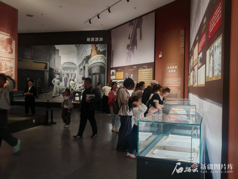 5月3日，乌鲁木齐市博物馆内，参观者络绎不绝。石榴云/新疆日报记者 阿比拜摄