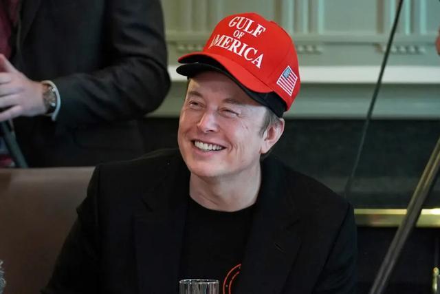 马斯克戴俩帽子赴内阁会,“博眼球”遭质疑,和特朗普的关系复杂