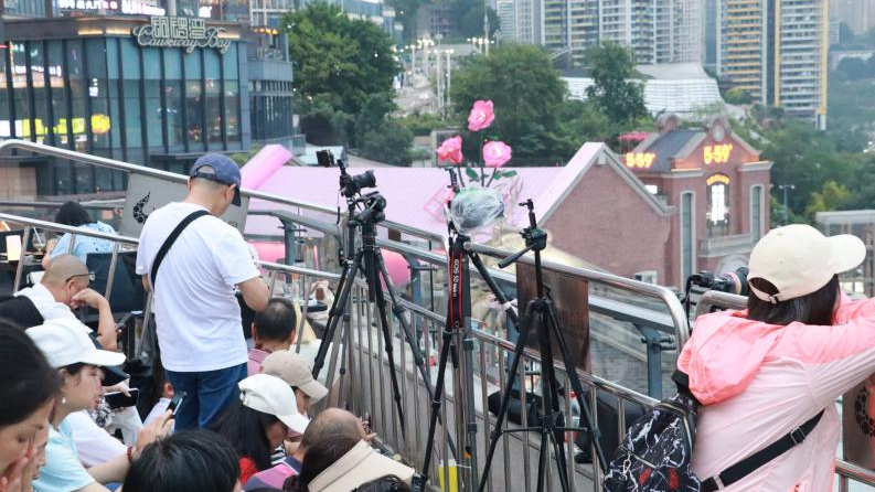 摄影师们在两江汇观景台占据绝佳机位（央广网发 刘思怡 摄）