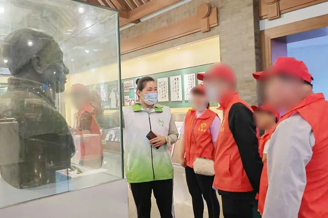 顺义区义祥社会工作事务所联合党支部志愿者带领残疾人参观红色基地。