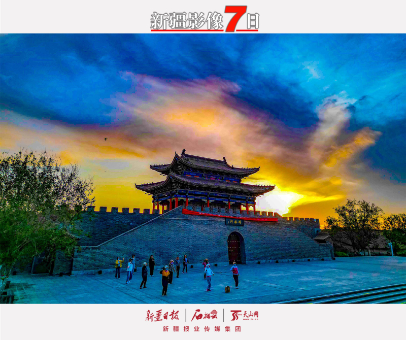 6月14日，暮色渐染天际，巴里坤古城德胜门旁各族群众在跳健身舞。当天，“新疆农信&middot;农商银行”航拍新疆采风小分队走进巴里坤哈萨克自治县，用镜头捕捉这座丝绸之路上的古城夜色，历史文化的呼吸在光影中重现。石榴云/新疆日报记者 蔡增乐摄