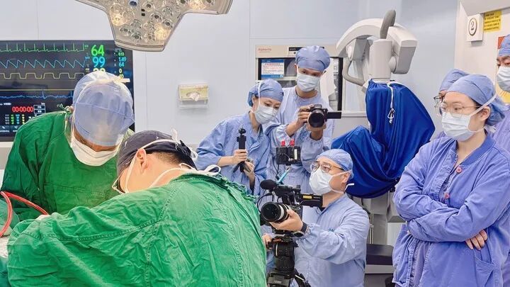 四川大学华西医院首例半侵入式脑机接口手术现场。