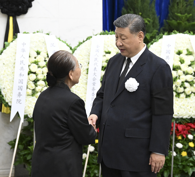 6月12日，热地同志遗体在北京八宝山革命公墓火化。习近平、李强、赵乐际、王沪宁、蔡奇、丁薛祥、李希等前往八宝山送别。这是习近平与热地亲属握手，表示深切慰问。