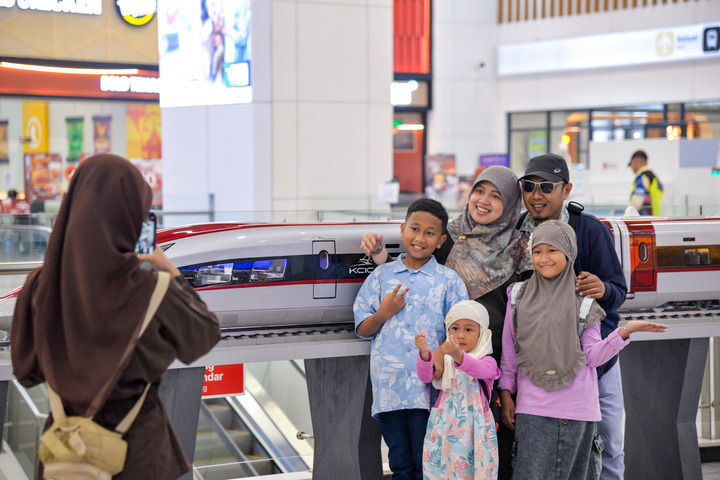 在印度尼西亚雅加达,乘客在雅万高铁哈利姆站候车大厅与雅万高铁高速动车组模型合影(2025年4月28日摄)。印度尼西亚雅万高铁是中国和印尼共建“一带一路”合作旗舰项目。新华社记者 徐钦 摄