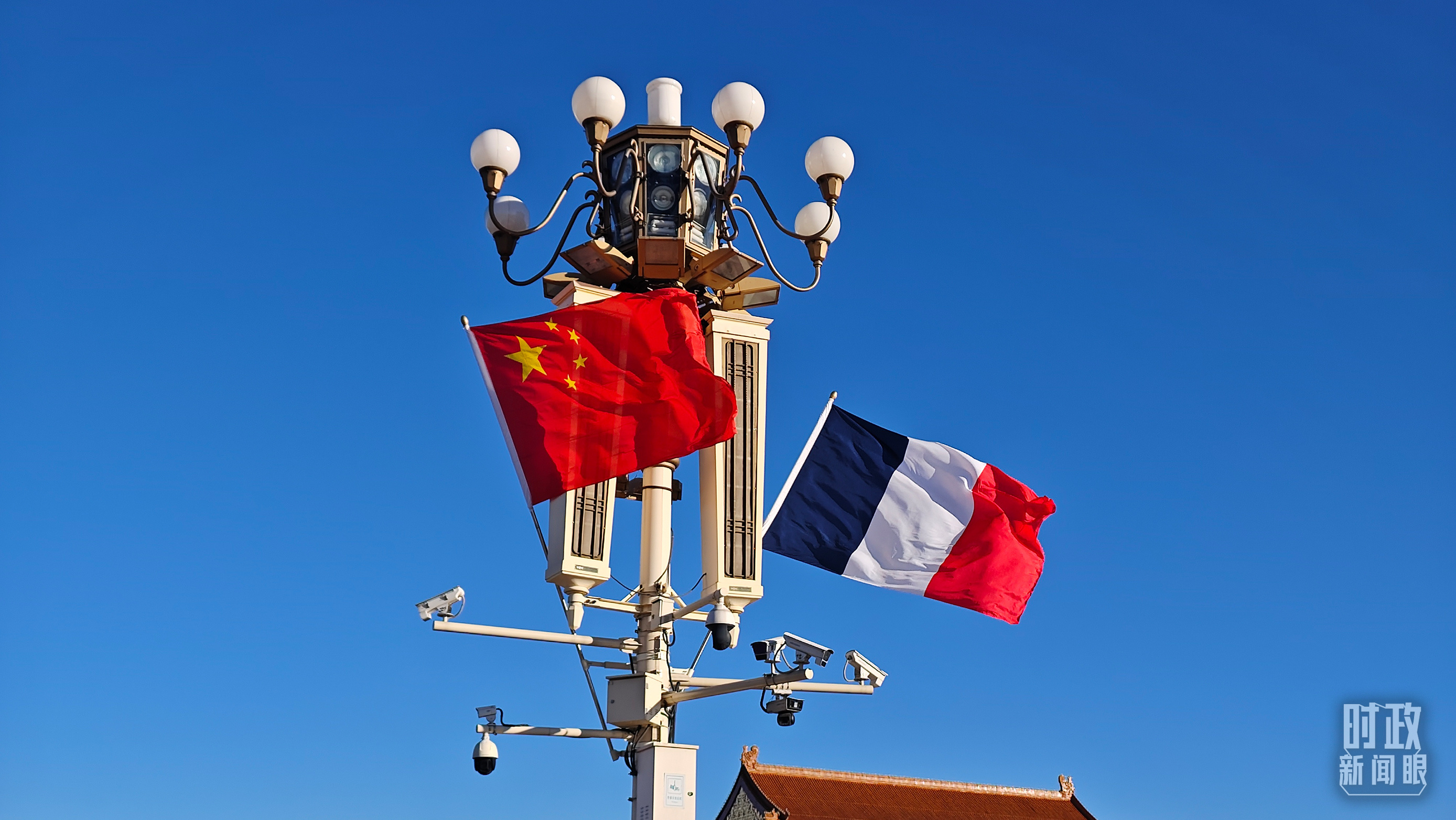 △长安街上悬挂的中法两国国旗。(总台央视记者韩锐拍摄)
