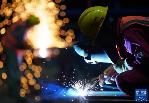 2023年6月30日，施工人员在中铁上海工程局蓝田制梁场加工箱梁模板。新华社记者 李一博 摄