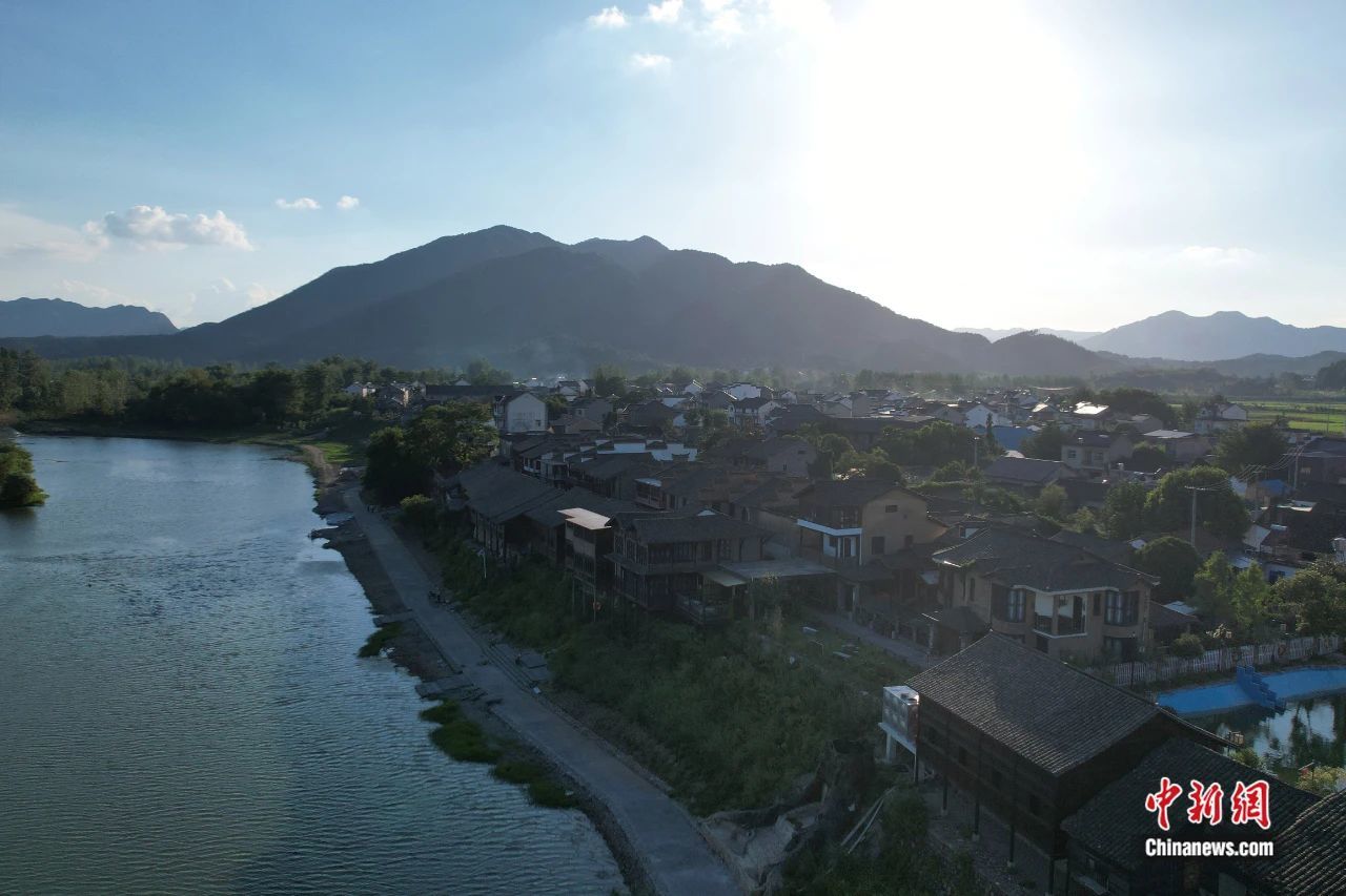 安徽泾县云岭镇章渡老街航拍图。(无人机照片)张强 摄