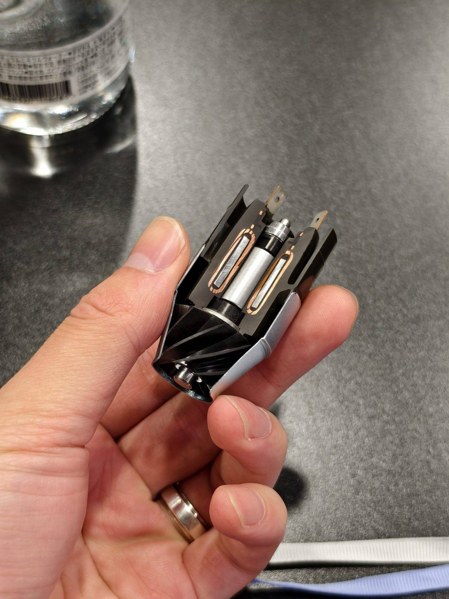 戴森发布 PencilVac:吸尘器,终于变成了扫帚模样