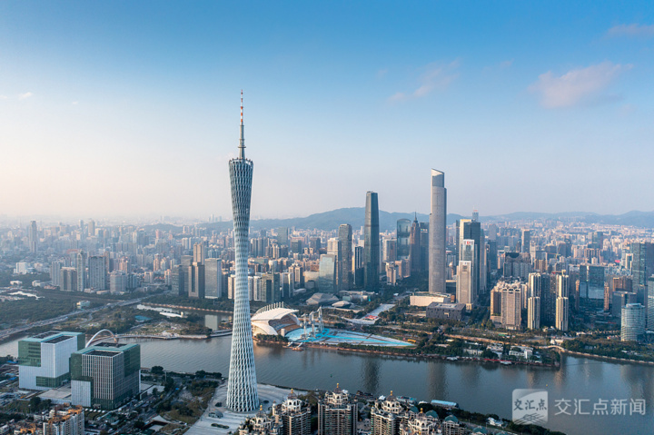 晨光中活力四射的广州。