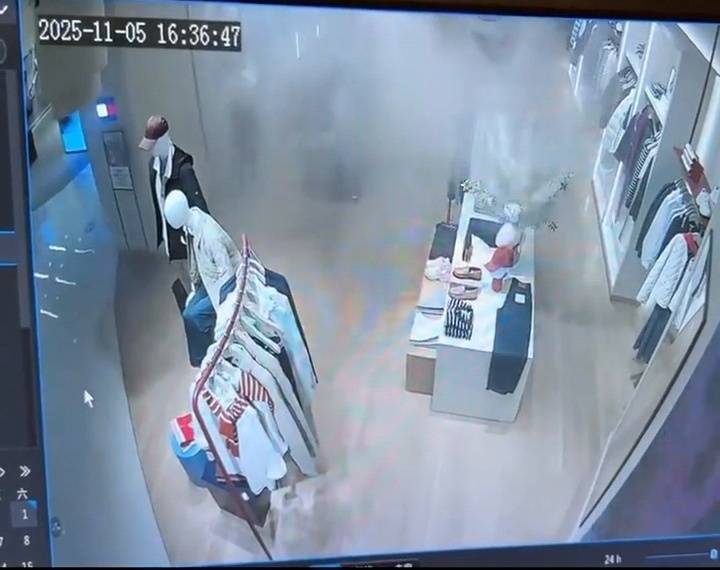 店铺内的烟雾感应消防系统迅速作出反应,启动了灭火程序。监控视频截图