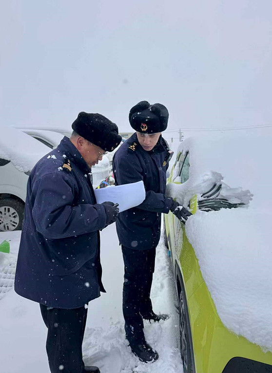 10月28日,日喀则海关关员在里孜口岸对出口国产新能源汽车进行查验
