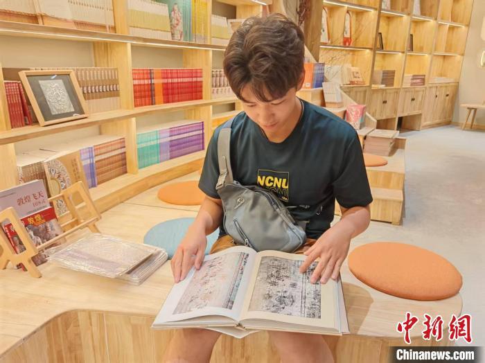 图为敦煌文创店里的产品吸引台胞青年　申志波　摄