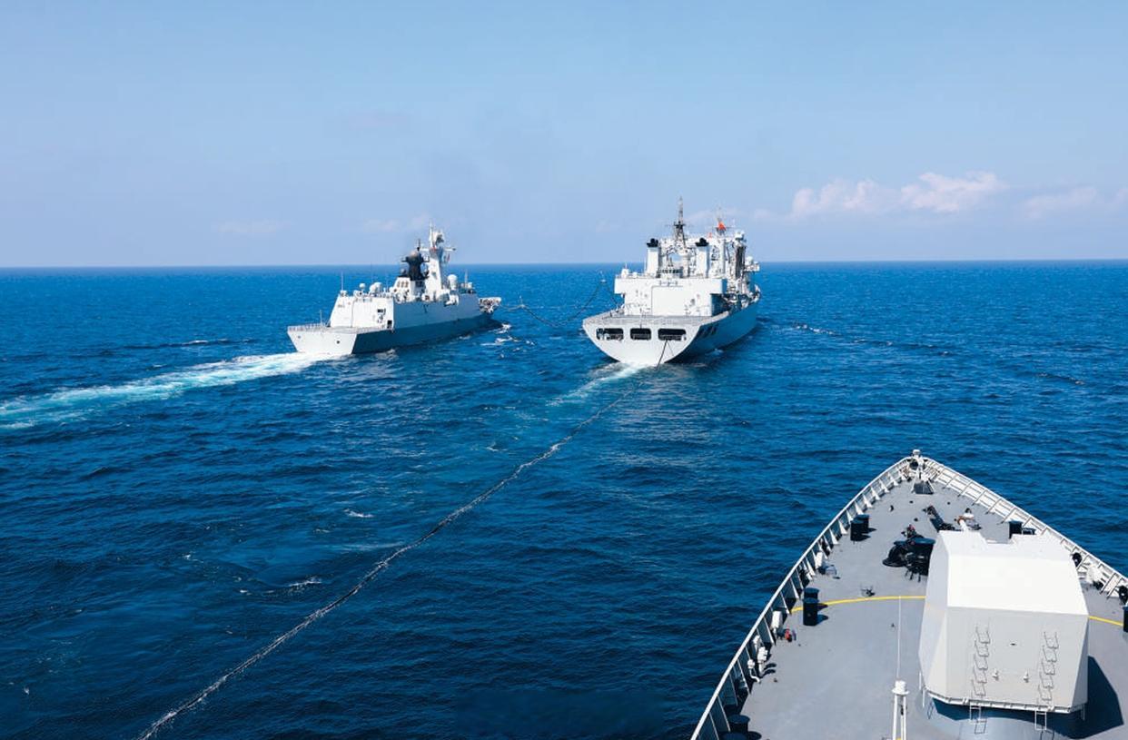 2025年2月22日,中国海军第47批护航编队在亚丁湾海域首次采取“一横一纵”方式,顺利完成舰艇同时补给 @中国军号