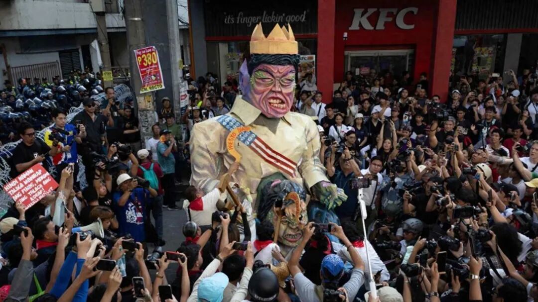 ◆11月30日,马尼拉抗议活动中,民众摧毁马科斯和莎拉的融合雕塑。