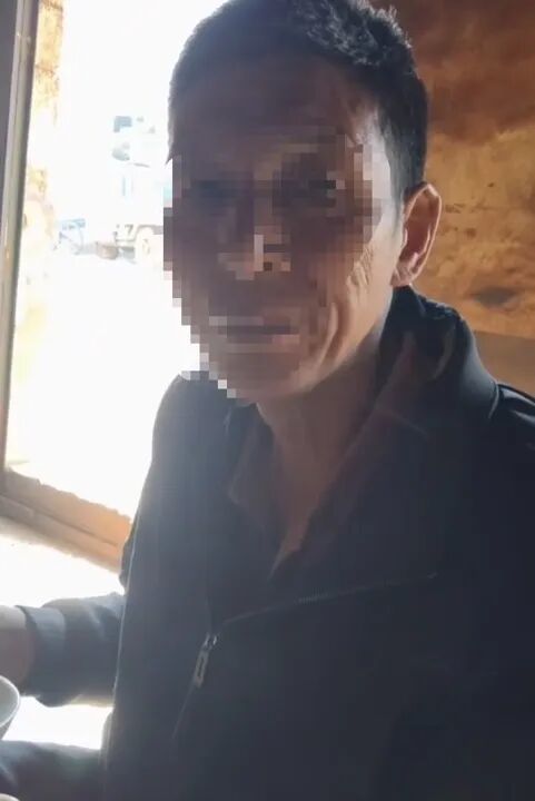 杨忠奎在家中吃饭。 受访者供图