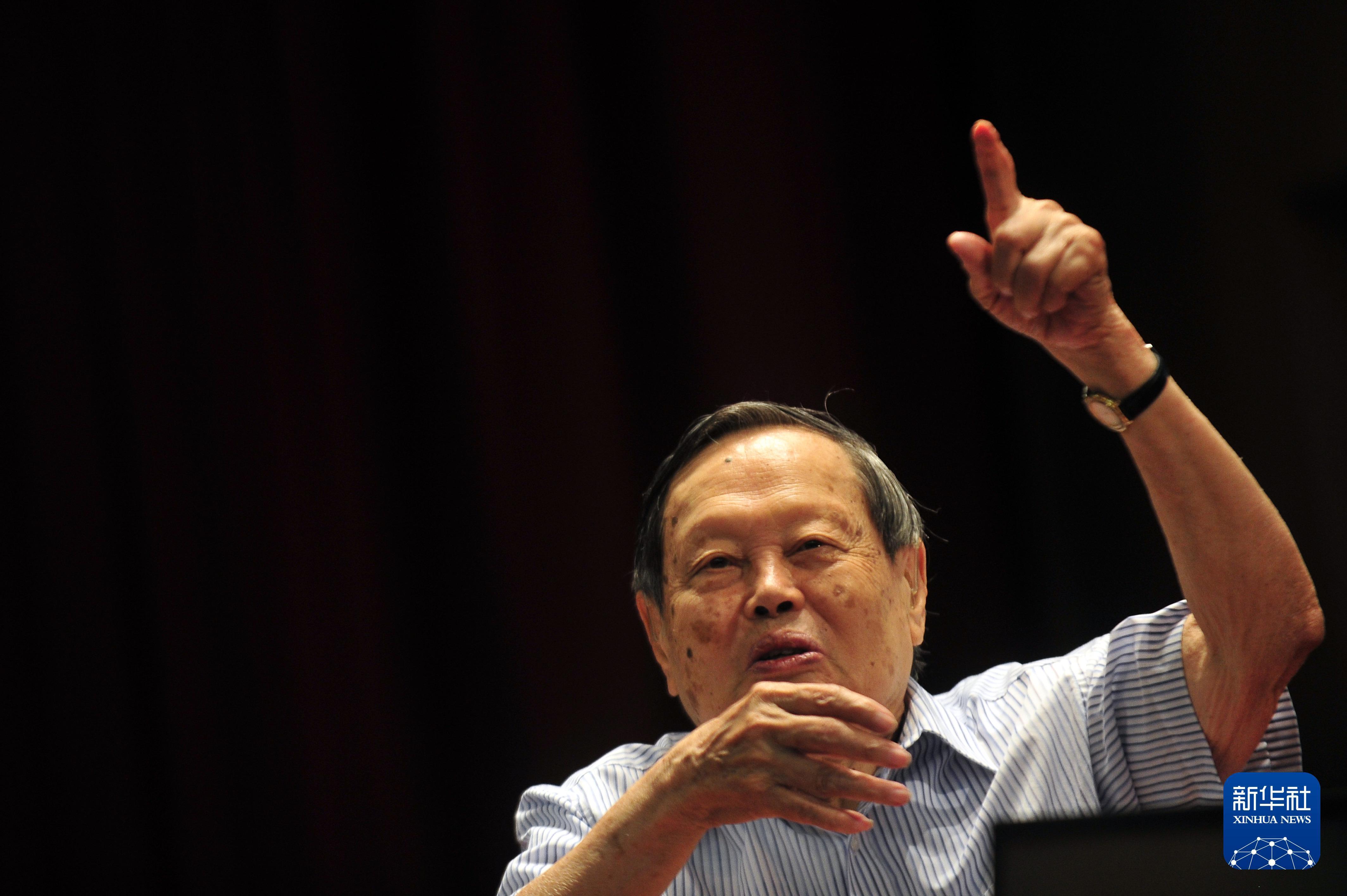 2014年6月25日,杨振宁在新加坡南洋理工大学作题为《我的学习与研究经历》的主题演讲。新华社发(邓智炜摄)