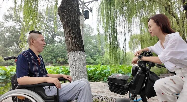 刘潇采访中国首位半侵入式脑机接口受试者老杨。