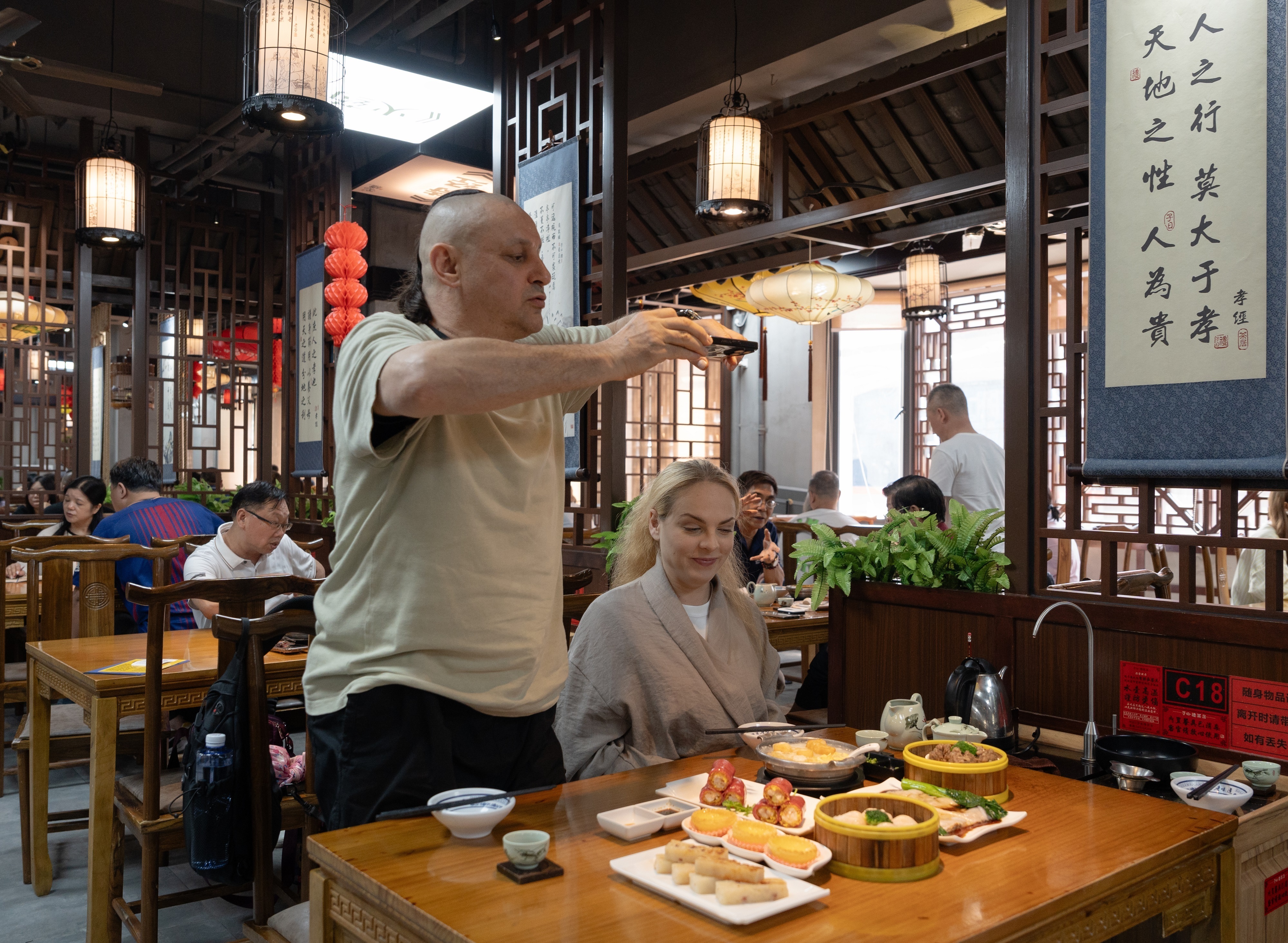 来自异国的“新”广州人亚诺士夫妇在越秀区叹早茶,他们对中国茶艺和糕点十分感兴趣。南方+记者 金镝 摄