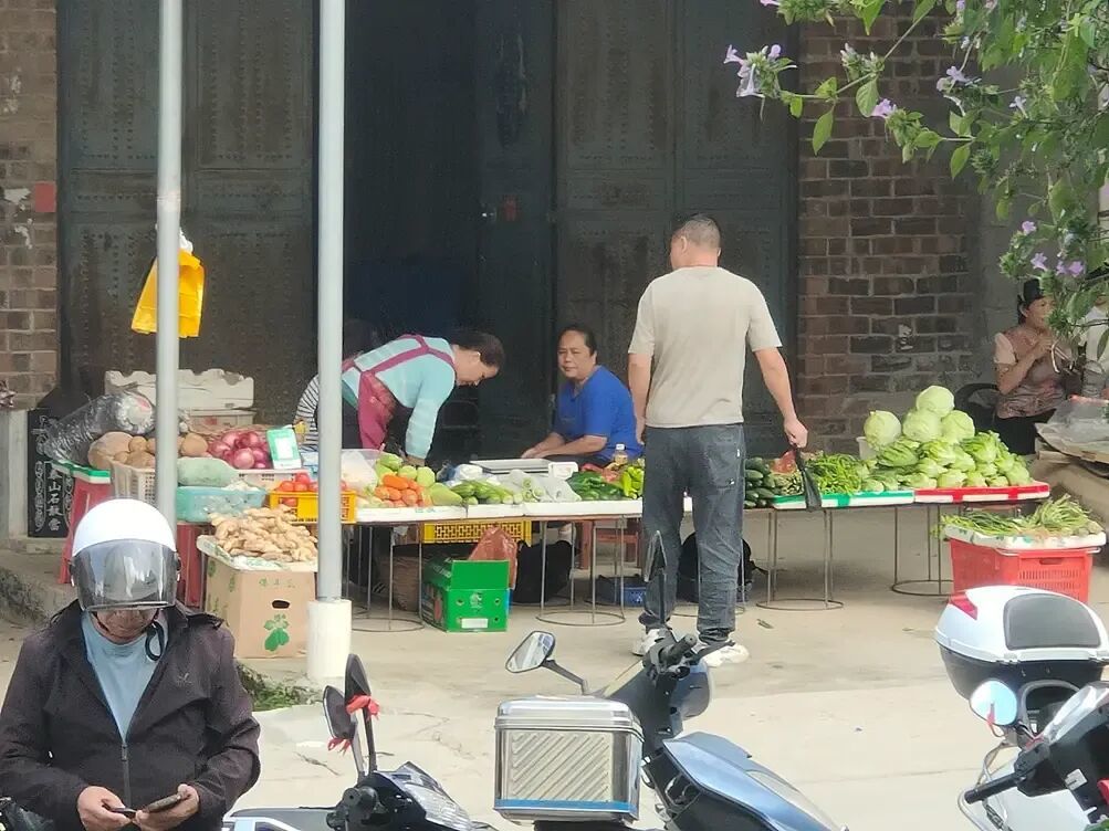 ●临时的菜摊子。讲述者供图