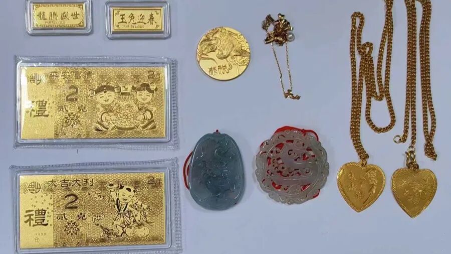 盒子里装着金饰、玉佩、金条等