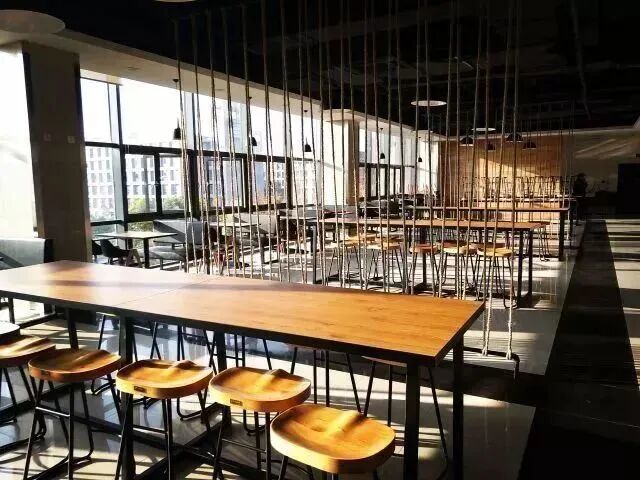 南大巴黎贝甜用餐区