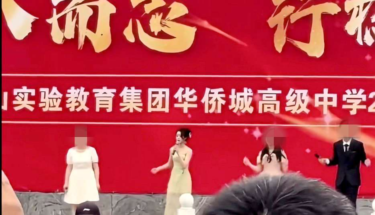 黄杨钿甜（左二）在高中毕业典礼上演唱。 视频截图