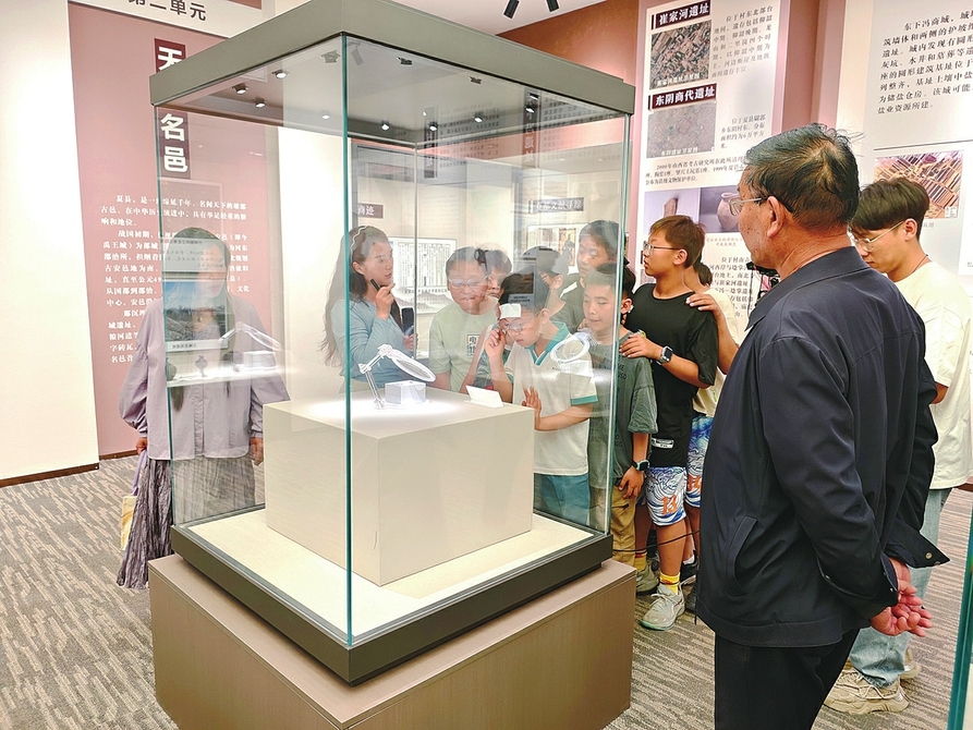 4月24日,学生与游客相聚于夏县夏都体育中心文物展厅,共同参与“阅读+博物馆”主题活动,沉浸式感受文化交融的独特魅力。周明飞摄