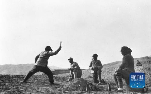 女民兵投弹比赛。沙飞 摄