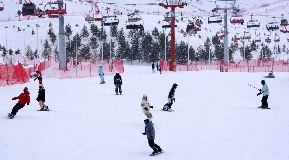 2025年1月8日,，滑雪愛(ài)好者在新疆阿勒泰市將軍山滑雪場(chǎng)的雪道上滑行,。新華社記者 張嘯誠(chéng) 攝