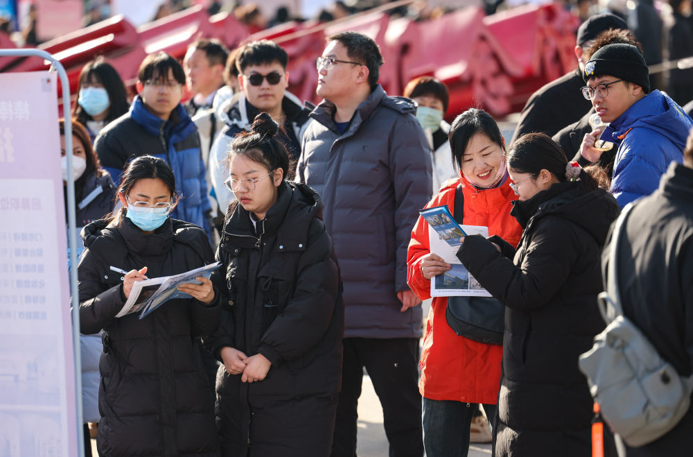 2025年2月15日，2025年河北省春季大型招聘会在石家庄市解放广场举行。 新华社发（梁子栋摄）